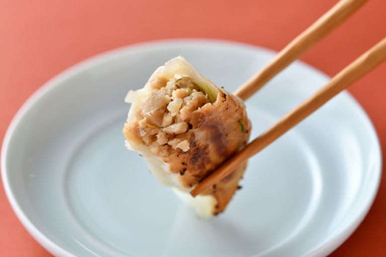 きのこの風味とトマト香味ソースの爽やかさが広がる。お好みで粉チーズやタバスコなどをかけるのもおすすめ