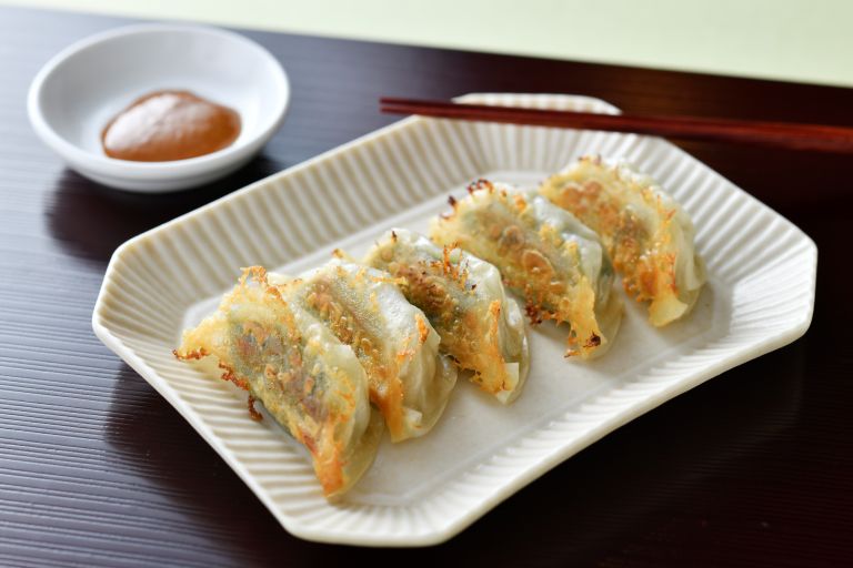 しそ1枚を餡に巻き、薄皮で包んだ「しそ餃子」