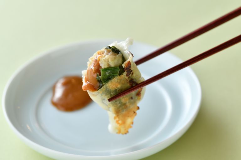 さっぱりとした香り豊かなしそ餃子に、練り白ごまの入った濃厚な味噌ダレが合う