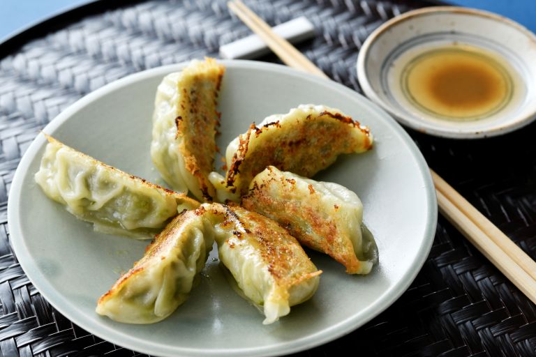 お茶の香りが広がる、にんにく不使用の「八女茶餃子」