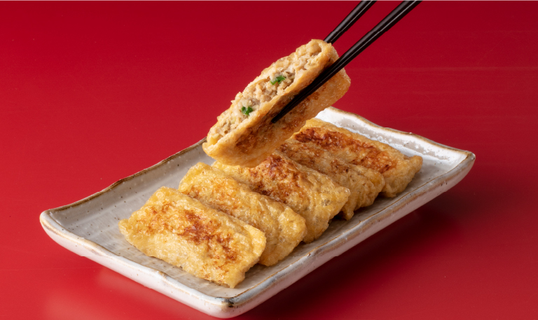 油揚げの香ばしさと餡のジューシーさがやみつきになると話題の「稲荷餃子」（写真提供：餃子工房いろどり）