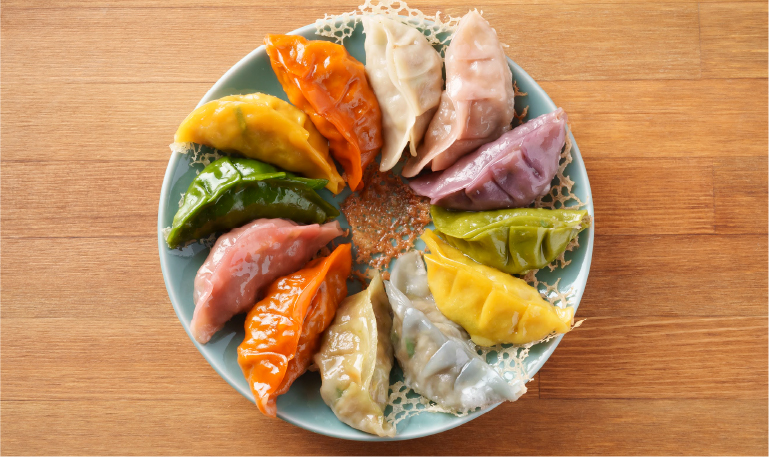 「彩りごちそうぎょうざ」は、色とりどりで見て楽しい贅沢な和風餃子（写真提供：小春ぎょうざ）