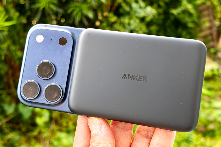 MagSafe対応のモバイルバッテリー「Anker Nano Power Bank」。コンパクトで、充電しながらの操作でも邪魔にならない